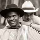 El cantante e intérprete de vallenato hizo muestra de su versatilidad con el acordeón en la novela de "Escalona", al acompañar a Carlos Vives en la escena más recordada: el duelo con El Diablo, interpretado por fallecido Rodrigo Obregón. Foto: @carlosvives