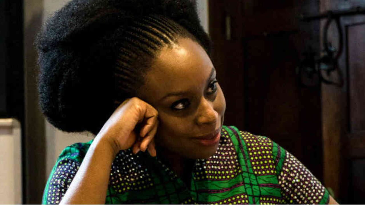 Un crítico expresó que su esperanza es que el premio lo gane la nigeriana Chimamanda Ngozi Adichie por sus novelas de “experiencias transculturales”, pese a que a sus 44 años se le considere “tal vez demasiado joven” para un Nobel.