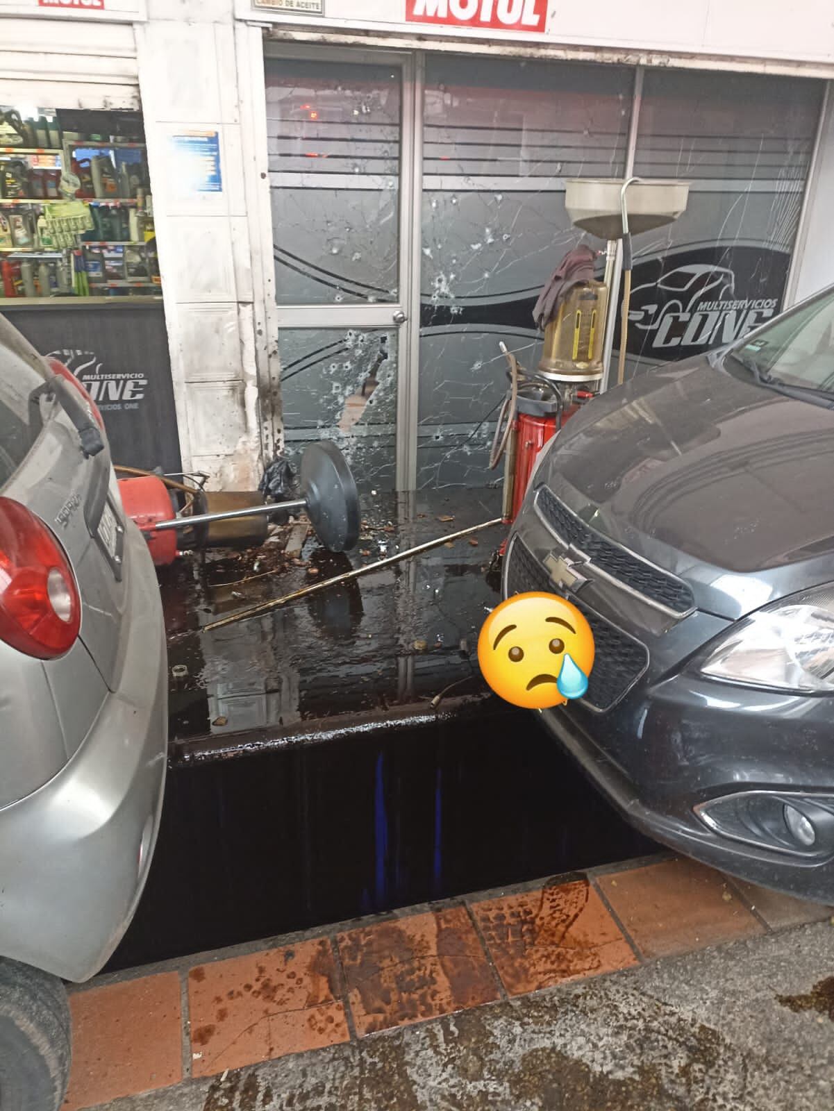 Así quedó uno de los vidrios de la empresa.