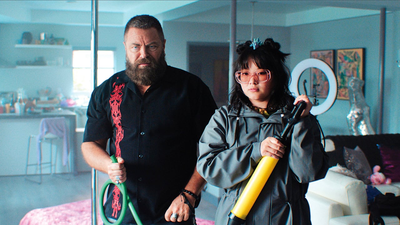 Nick Offerman es Jinx, el padre de Margo, y Thaddea Graham interpreta a la amiga que le da una mano de verdad cuando la necesita. 