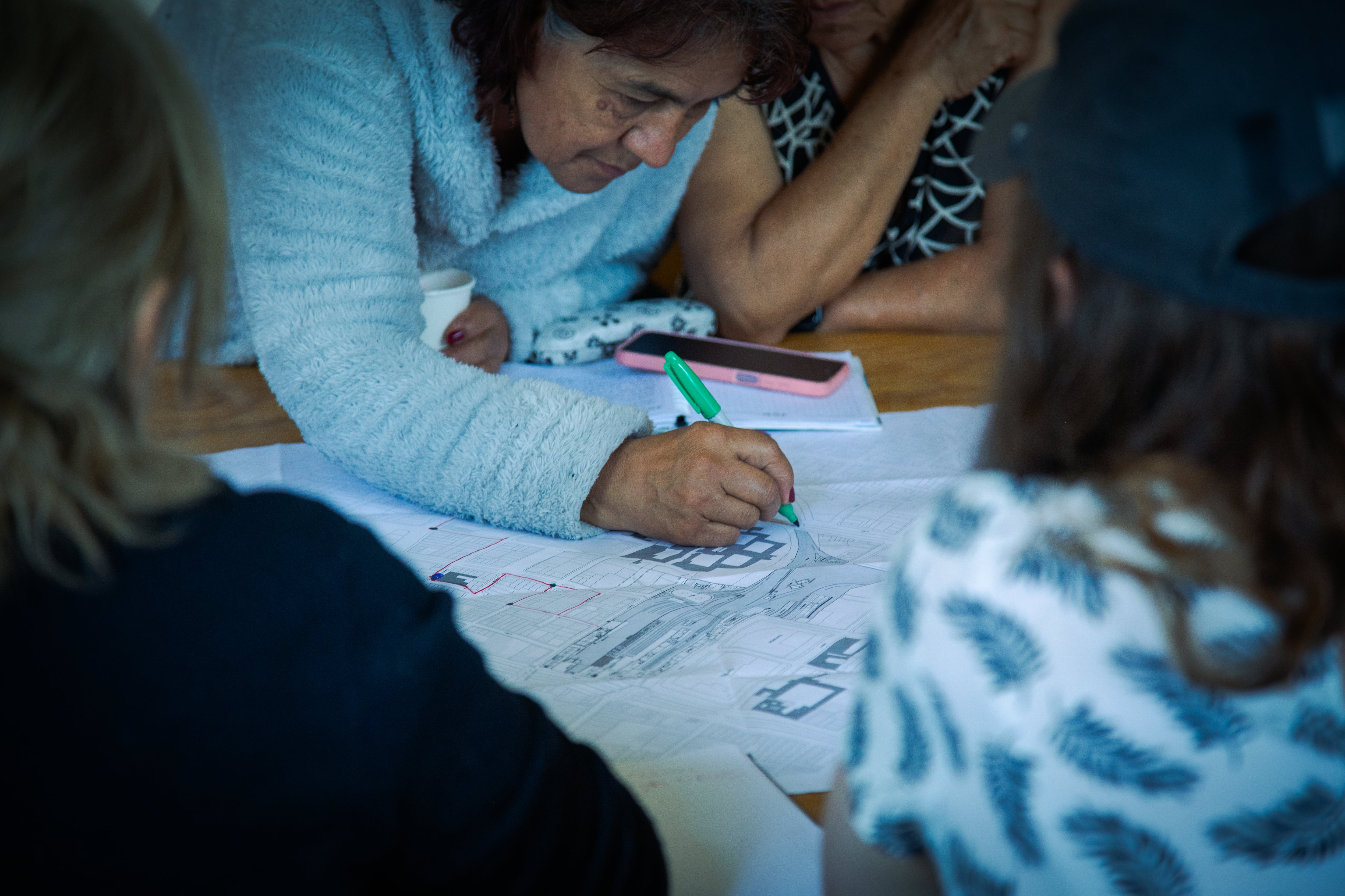 ‘6402+ Razones para no olvidar’: tres años de trabajo con las madres de MAFAPO llegan a la Estación de La Sabana.