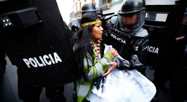 Mujer indígena marcha en Quito. Foto: EFE