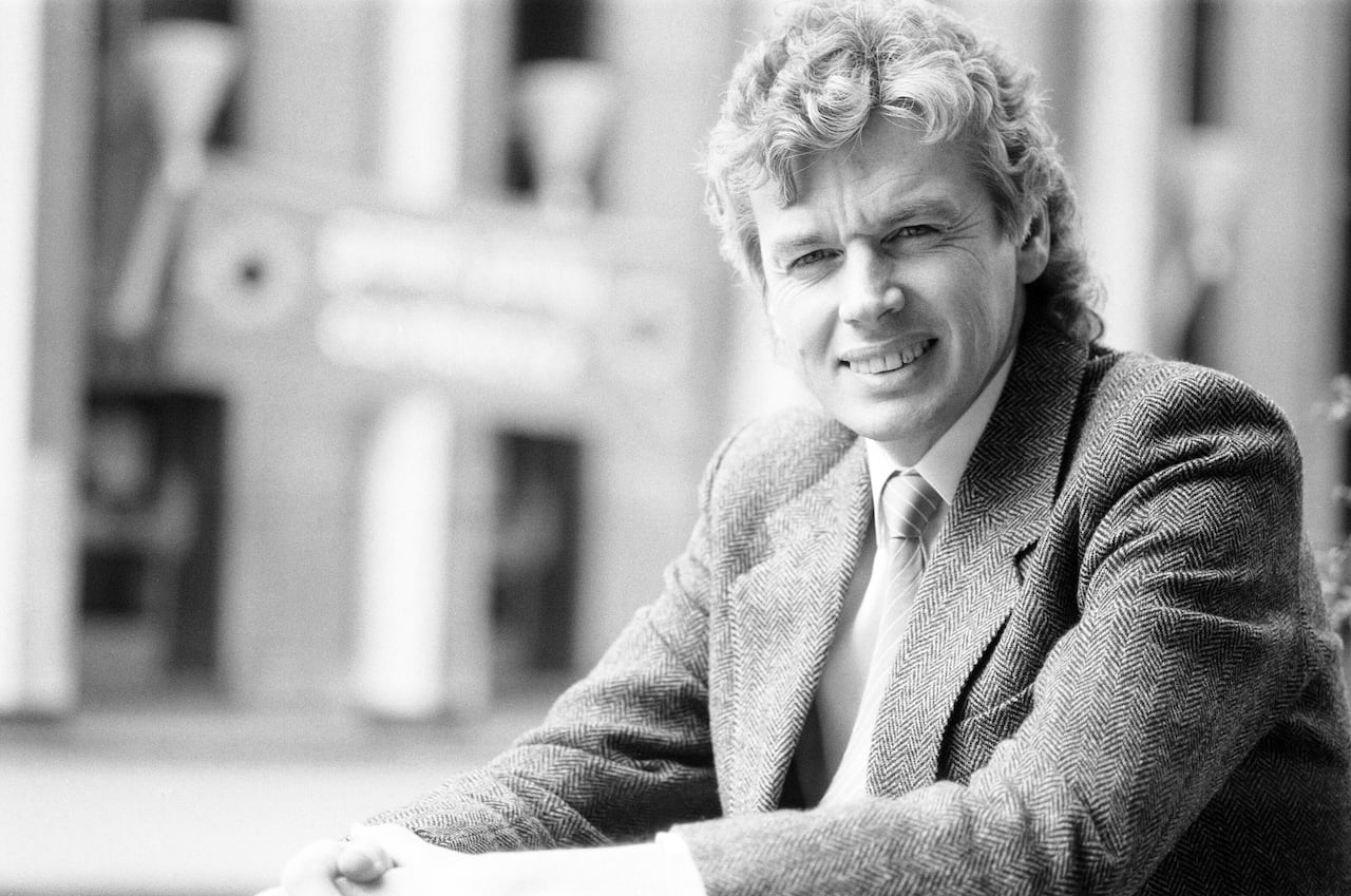 David Icke, el autor de la teoría y ex portavoz del Partido Verde, en las afueras del Wolverhampton Civic Hall durante una pausa en los procedimientos durante la conferencia de primavera del partido, el 5 de abril de 1990.