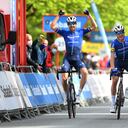 ONDARROA, ESPAÑA - 9 DE ABRIL: Llegada / Josef Cerny de República Checa & Mikkel HonoreŽ de Dinamarca y Team Deceuninck - Celebración Quick-Step, durante la 60a Itzulia-Vuelta Ciclista Pais Vasco 2021, Etapa 5, una etapa de 160,2 km desde Hondarribia a Ondarroa / Breakaway / #itzulia / @ehitzulia / el 09 de abril de 2021 en Ondarroa, España. (Foto de David Ramos / Getty Images)