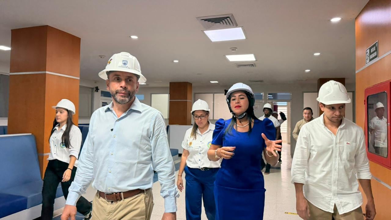 El alcalde de Cali, Alejandro Eder, en el Hospital Carlos Holmes Trujillo, en el oriente de la ciudad.