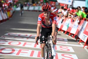 El ciclista belga del equipo Quick Step, Remco Evenepoel, recorre los últimos metros para llegar a la meta de la sexta etapa de la vuelta ciclista a España 2023, una carrera de 183,1 km desde La Vall d'Uixó hasta el Alto de Javalambre, el 31 de agosto. , 2023. (Foto de JOSÉ JORDANIA / AFP)