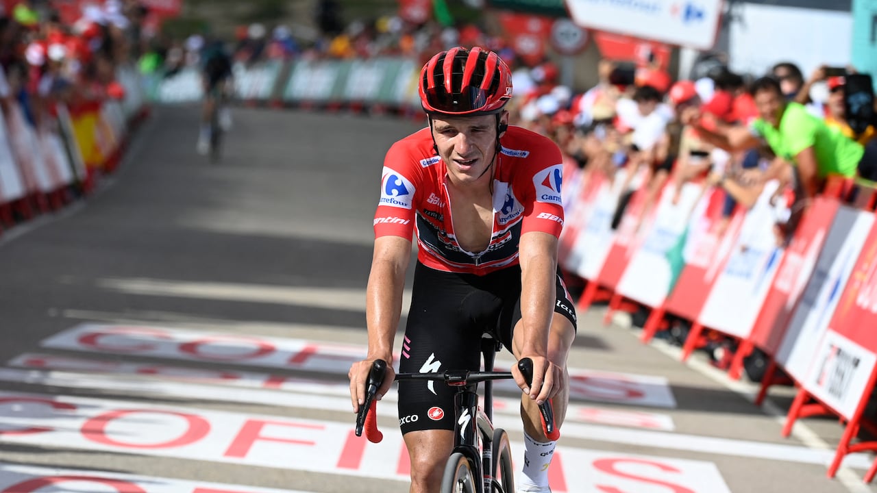 El ciclista belga del equipo Quick Step, Remco Evenepoel, recorre los últimos metros para llegar a la meta de la sexta etapa de la vuelta ciclista a España 2023, una carrera de 183,1 km desde La Vall d'Uixó hasta el Alto de Javalambre, el 31 de agosto. , 2023. (Foto de JOSÉ JORDANIA / AFP)