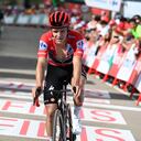 El ciclista belga del equipo Quick Step, Remco Evenepoel, recorre los últimos metros para llegar a la meta de la sexta etapa de la vuelta ciclista a España 2023, una carrera de 183,1 km desde La Vall d'Uixó hasta el Alto de Javalambre, el 31 de agosto. , 2023. (Foto de JOSÉ JORDANIA / AFP)