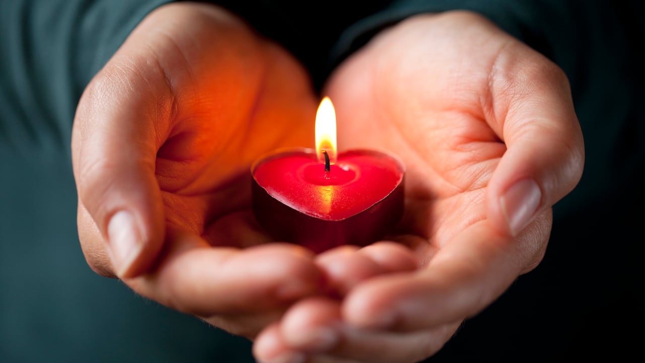 Ilumine sus días de agosto con el poder de estos rituales de velas para atraer el amor.