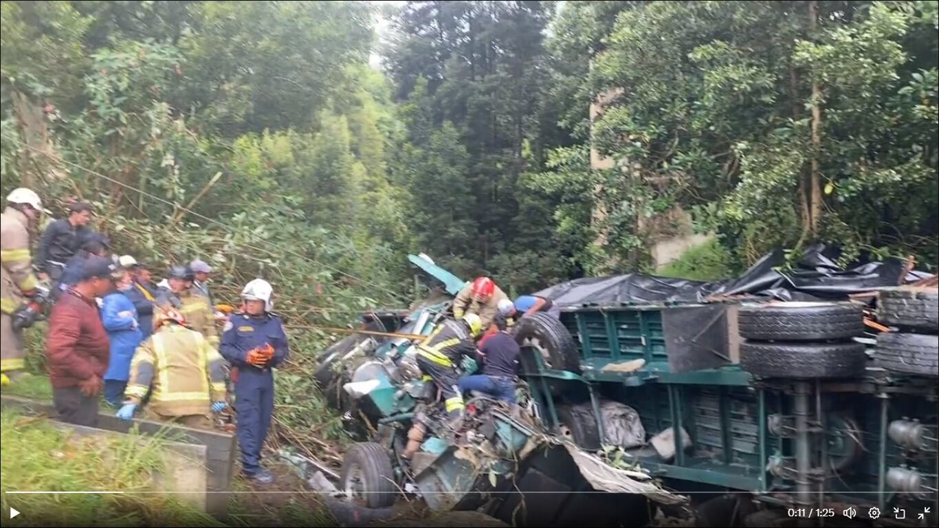 Impactante: caída de tractomula en el Puente de Boyacá quedó registrada en video