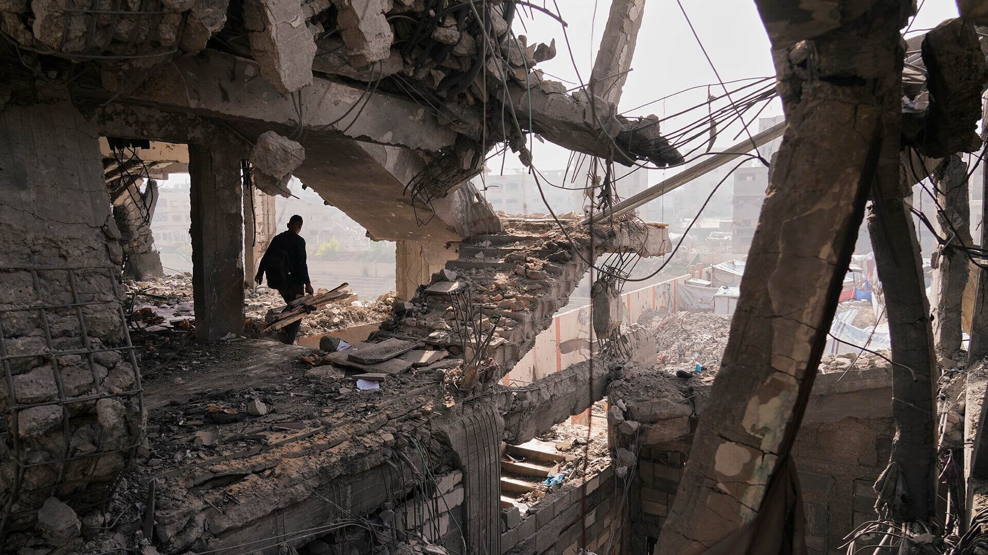 Palestinos inspeccionan las ruinas un día después de un ataque israelí en un edificio de la ciudad de Gaza, este jueves 20 de noviembre de 2025.