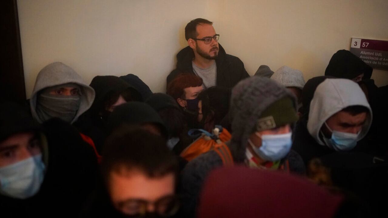 El rapero Pablo Hasél, rodeado de manifestantes, antes de su arresto en la Universidad de Lléida.