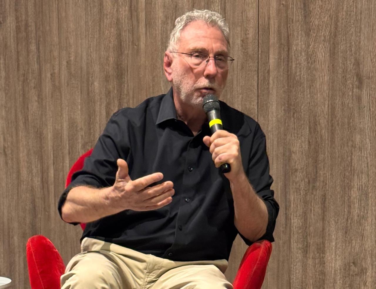 “Es una distracción. Lo que los líderes realmente temen son los hechos”, afirma. Por eso insiste en una idea que repite como mantra: el periodismo debe enfocarse en investigar, verificar y, sobre todo, mostrar las pruebas. “Hoy necesitamos una transparencia radical”.