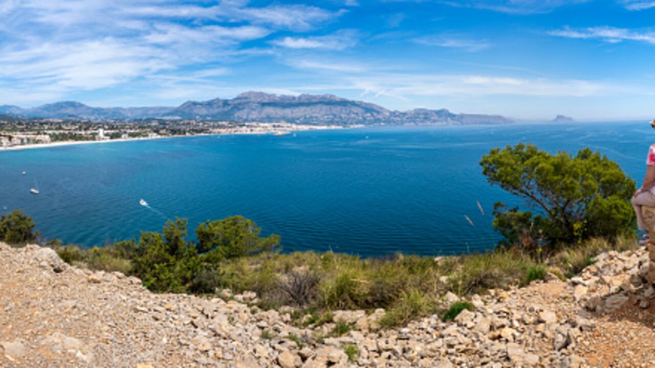 Fotografía panorámica. Vistas desde la ruta hacia el faro del Albir en el parque natural de Serra Gelada. Alfaz del Pi, en la provincia de Alicante, Comunidad Valenciana, España. Europa.