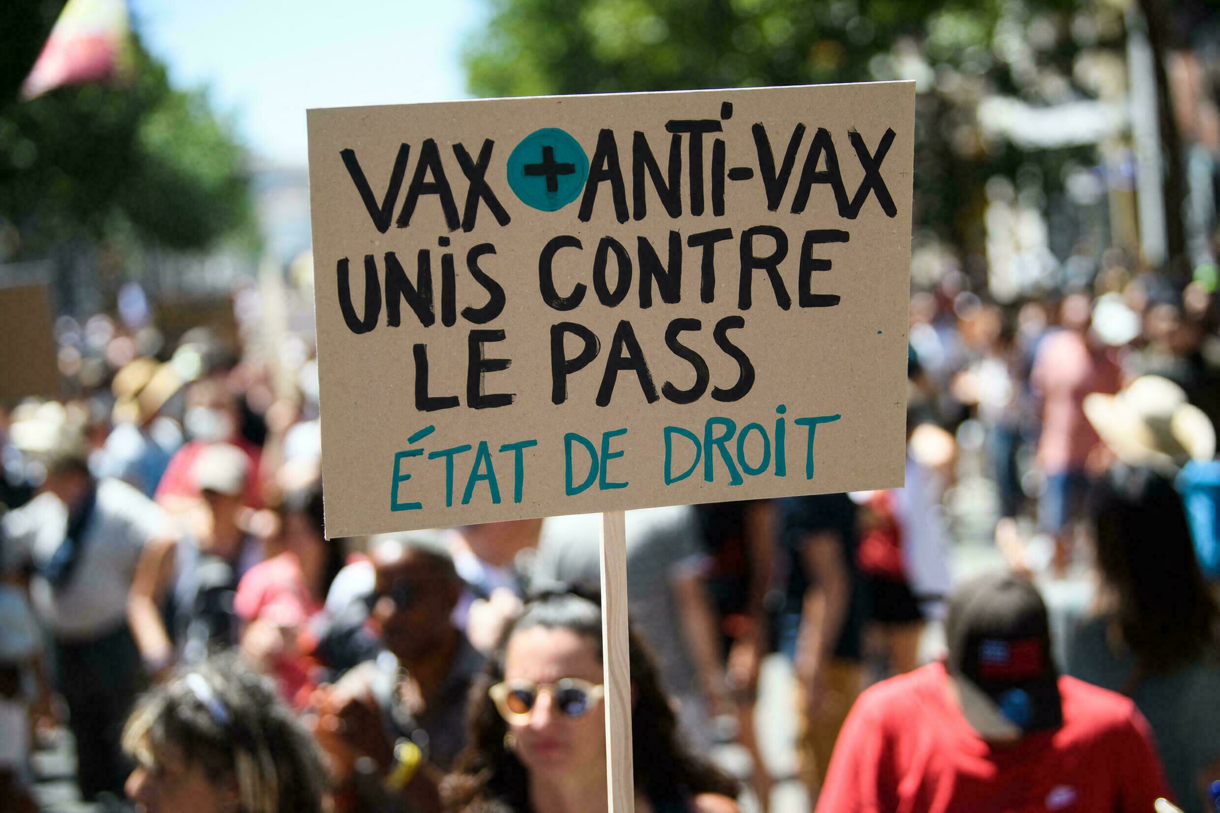 En Francia se vivieron marchas masivas por la introducción de medidas que haría básicamente obligatoria la vacunación. Foto: AFP- Clément Mahoudeau