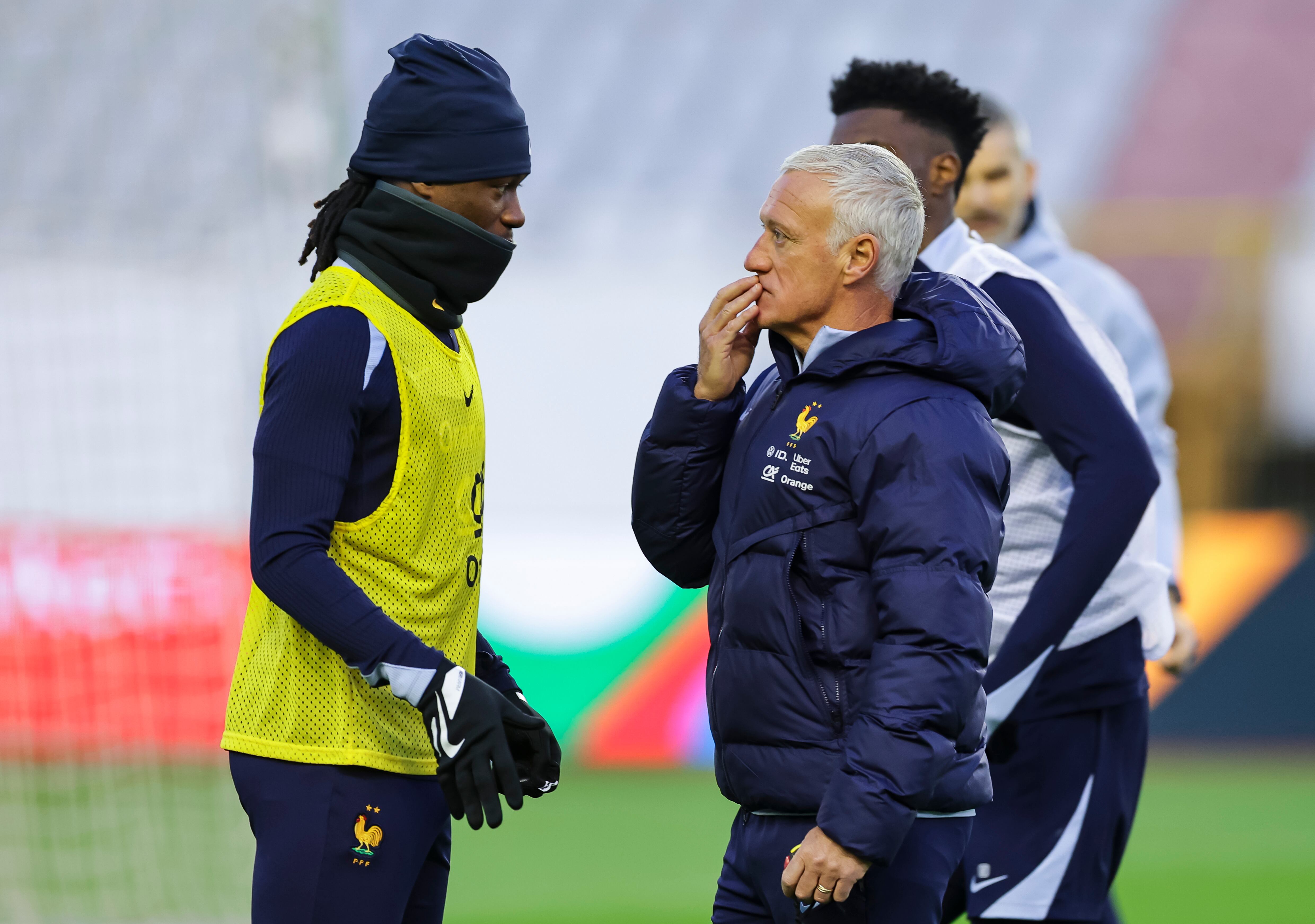 Didier Deschamps y Eduardo Camavinga en medio de una entrenamiento de la Selección de Francia