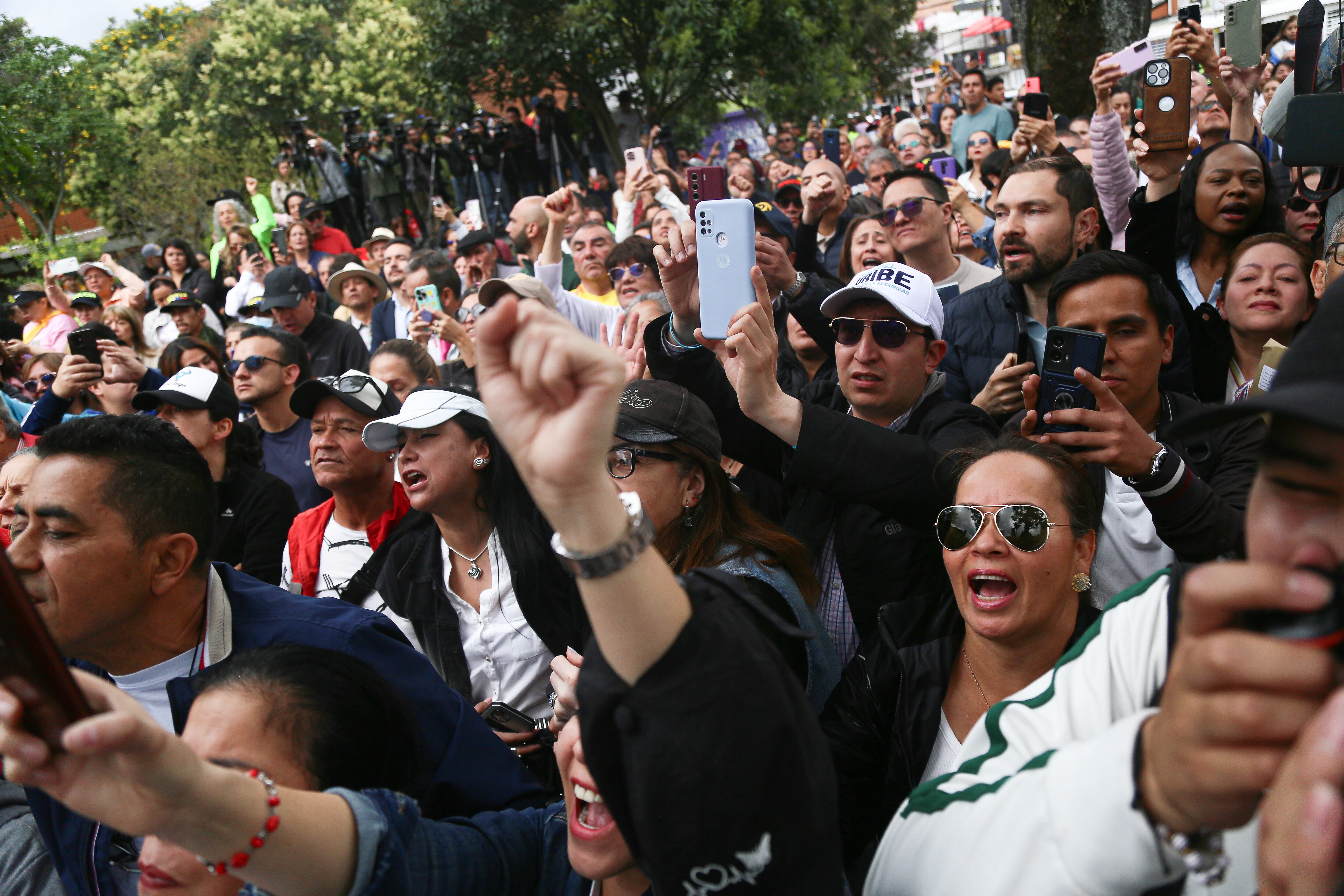 El expresidente Álvaro Uribe Vélez, acompañado del partido Centro Democrático, visitó el lugar en el que el Senador Miguel Uribe Turbay sufrió el atentado que ocasionó su muerte.