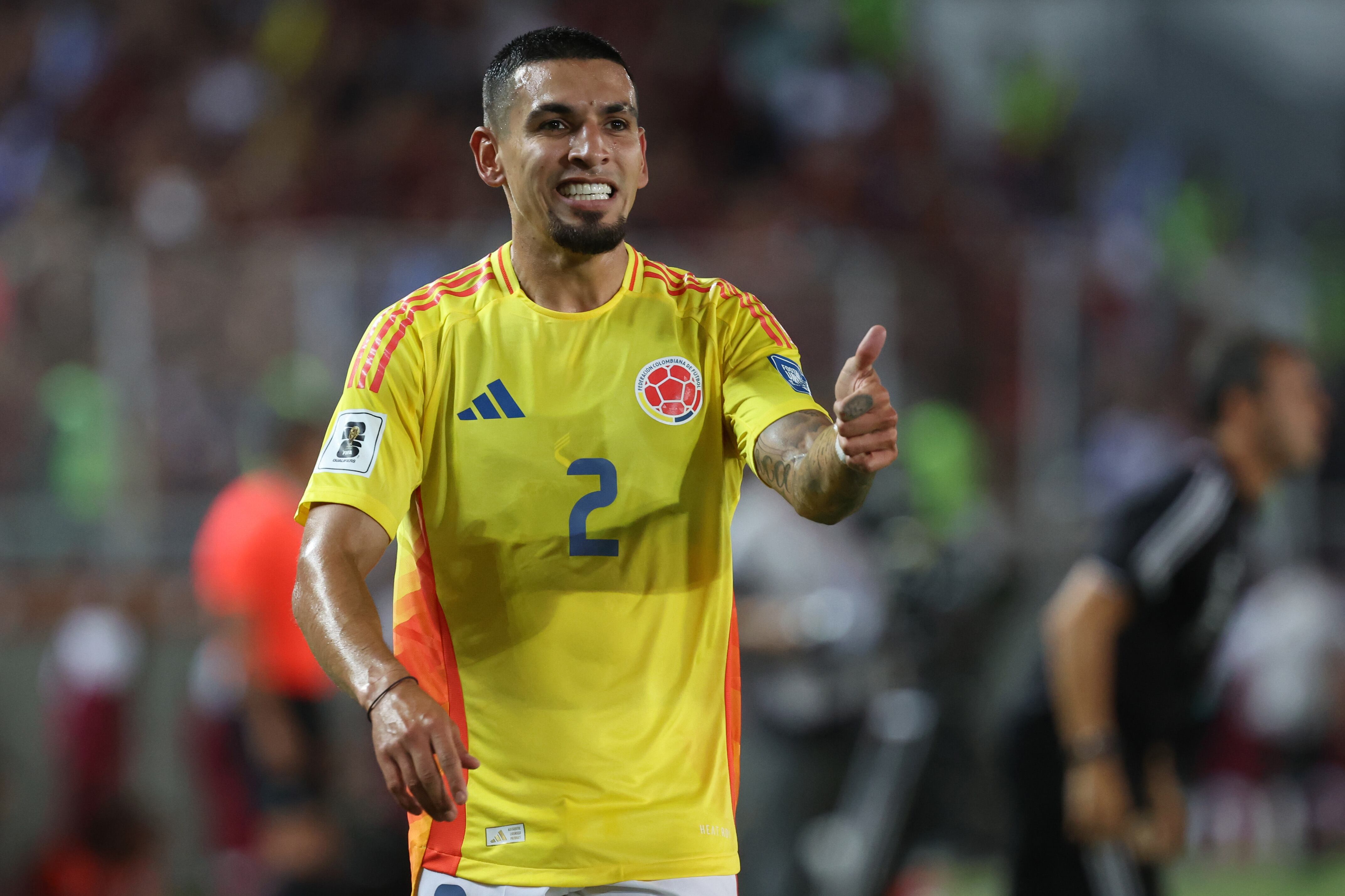 Daniel Muñoz jugando con la Selección Colombia, ante Venezuela, por las eliminatorias sudamericanas al Mundial 2026.