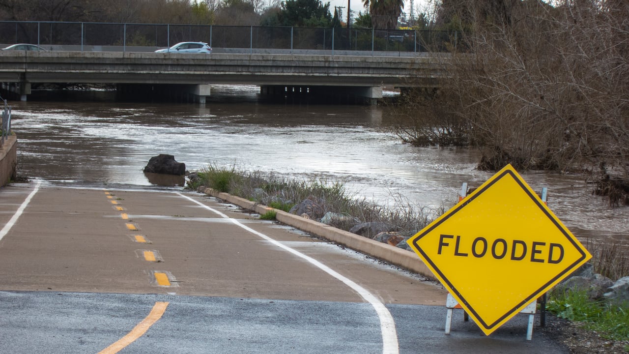 Los meteorólogos del Servicio Meteorológico Nacional (NWS) han emitido múltiples advertencias de inundaciones en todo Kansas