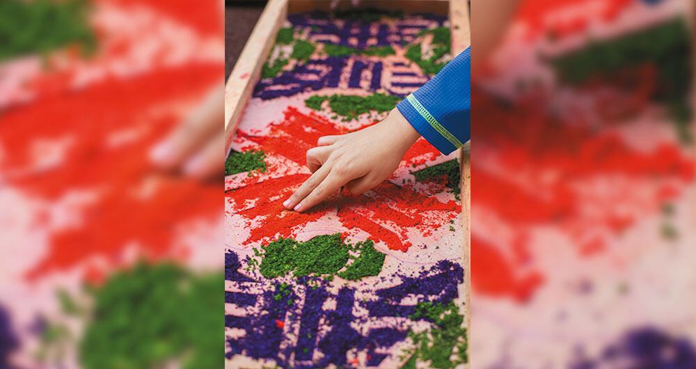 Las alfombras que se aprecian en las vías procesionales durante la Semana Santa en Antigua son elaboradas por familias y amigos