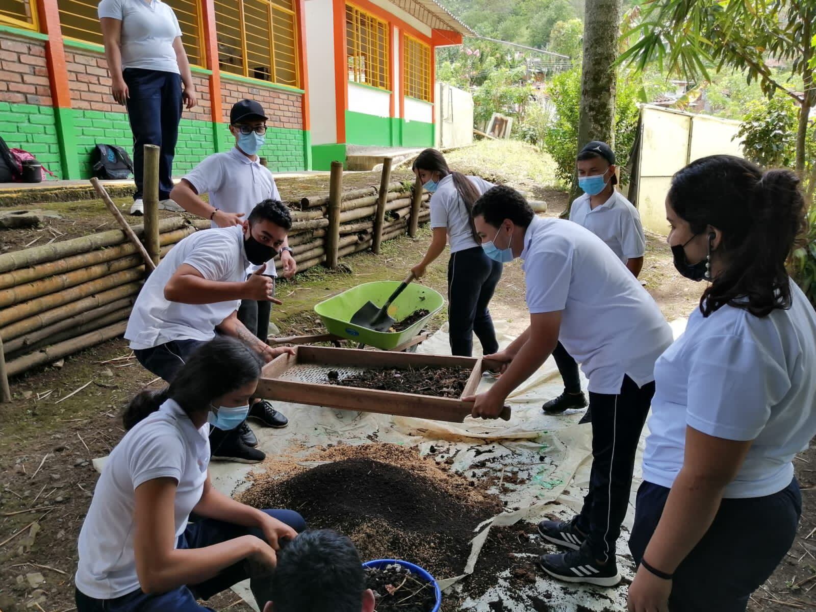 La joven adelantó el proyecto con apoyo de sus compañeros de clases.