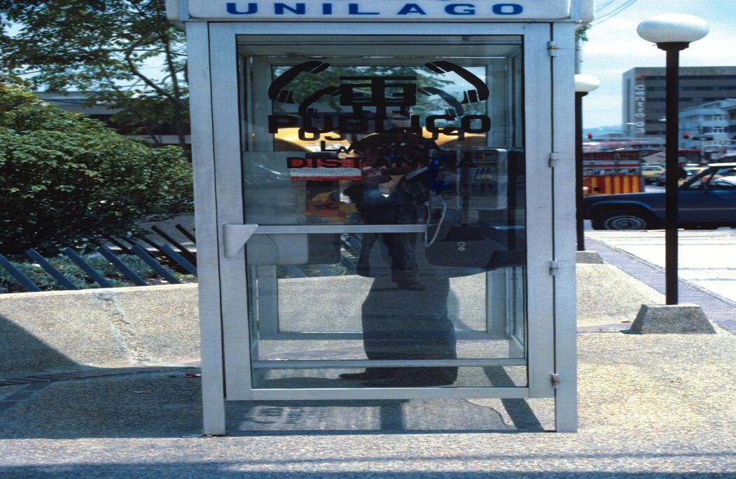 Estas cabinas funcionaron primero con monedas y luego con tarjeta. En el año 2002 se marcó un hito al reemplazar los teléfonos monederos por 31 mil que operaban con tarjeta prepago.