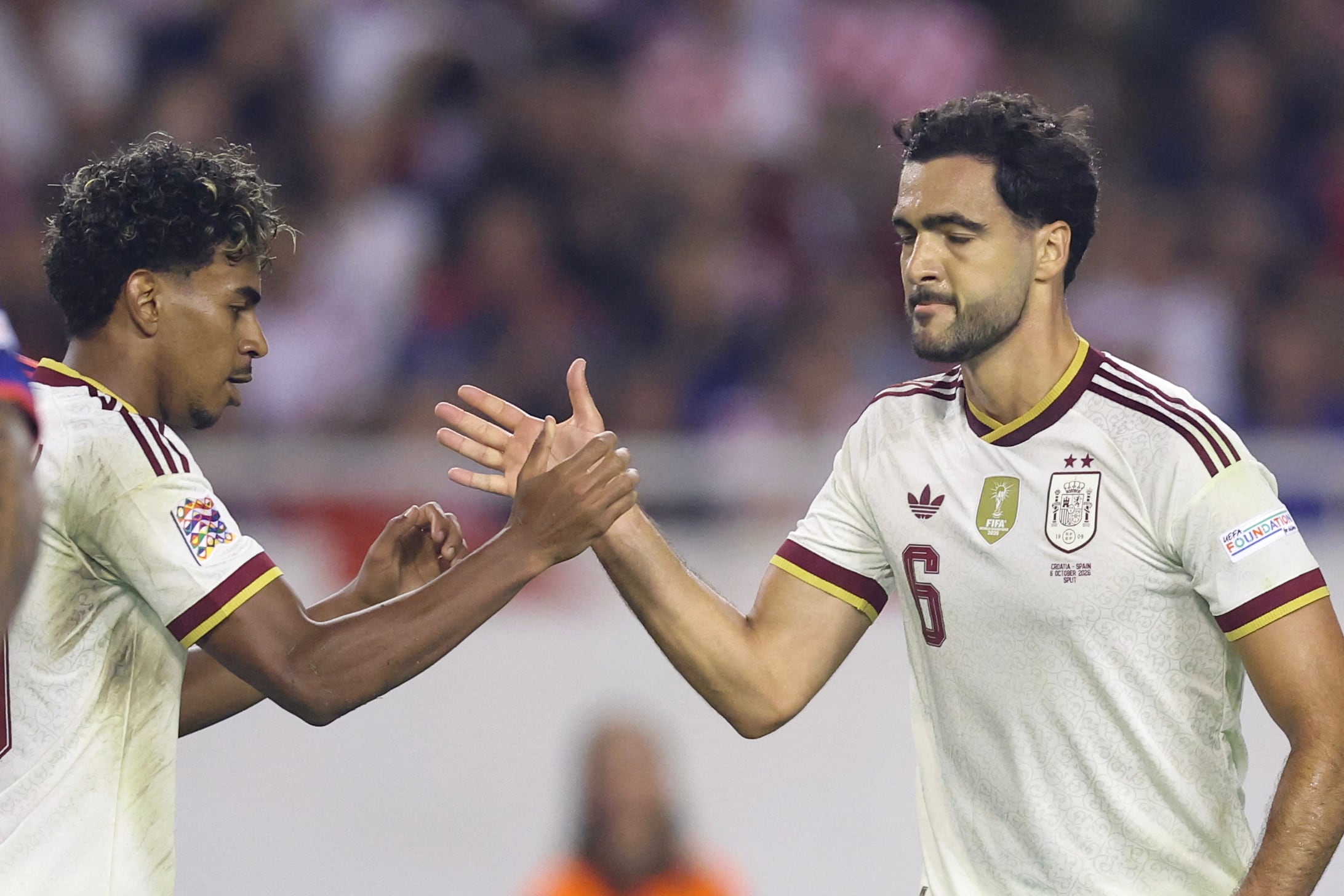 Lamine Yamal celebra con Mikel Merino
