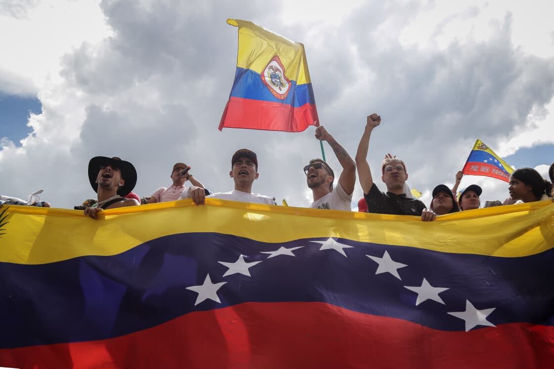 Plantón en la plaza de Bolívar, celebración por la captura de Nicolás Maduro