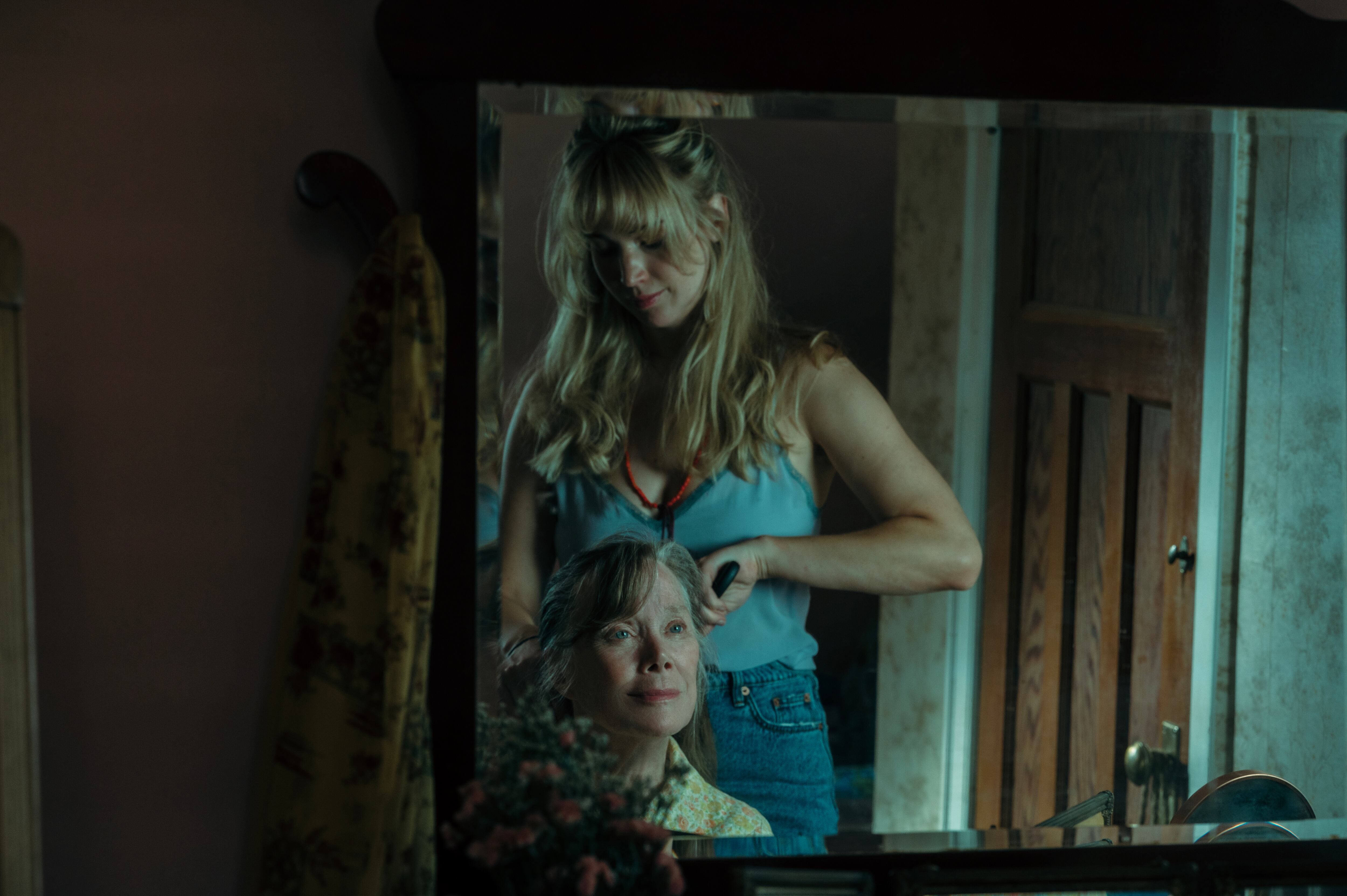 Jennifer Lawrence es Grace y Sissy Spacek es su suegra Pam en 'Die My Love' ( 2025), película de Lynne Ramsay.