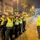 Los uniformados de la Policía se encuentran en diferentes estaciones del MIO de Cali, en horas del día y la noche.