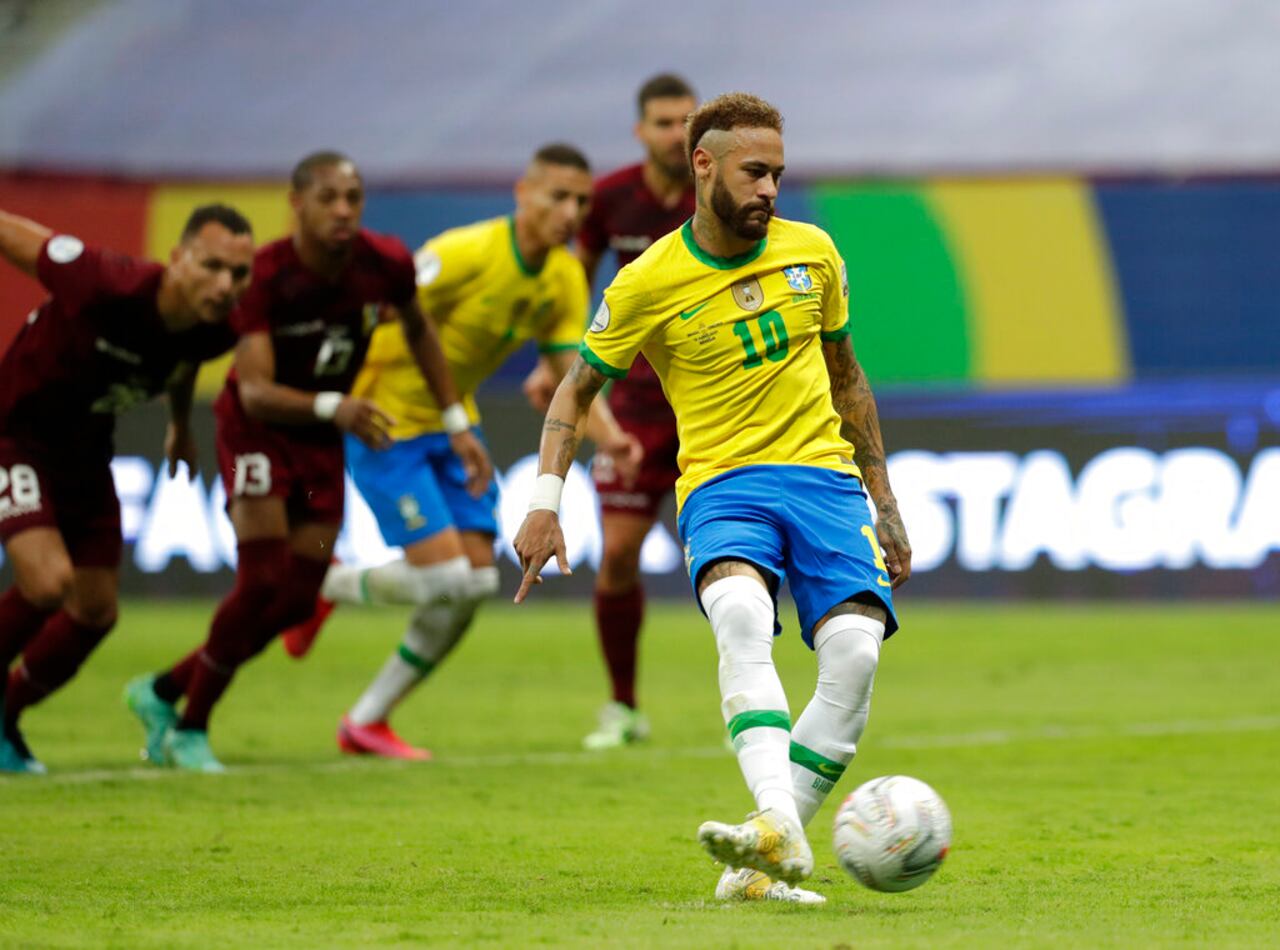 Neymar amplió a cuatro juegos consecutivos su racha goleadora con Brasil al anotar el segundo tanto contra los incas, que lo deja a nueve goles de alcanzar a Pelé, que con 77 dianas es el máximo anotador de la pentacampeona mundial.