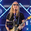 Nacido en 1966 en Tacoma, Washington, Jerry Cantrell se hizo enorme por la banda que fundó y por la inagotable curiosidad musical que ha alimentado su camino.
