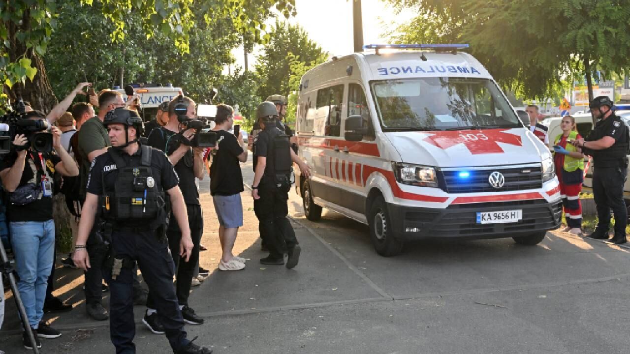 Entrada de un tribunal de distrito en Kiev el 5 de julio de 2023, luego de informes de una explosión.