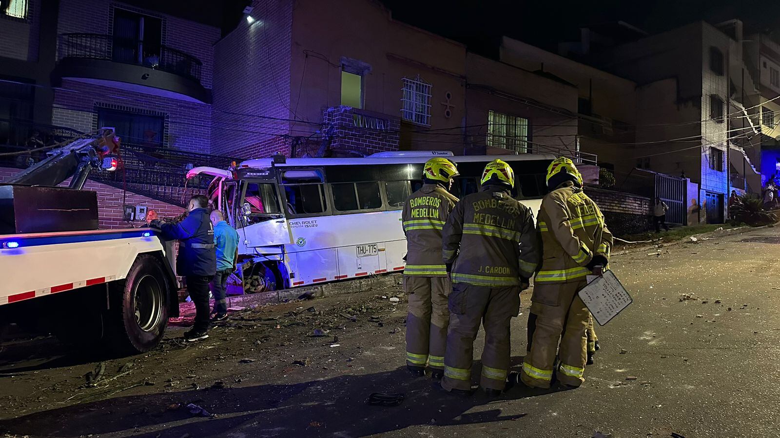 Accidente de tránsito en Medellín dejó 2 personas fallecidas y 16 heridos.