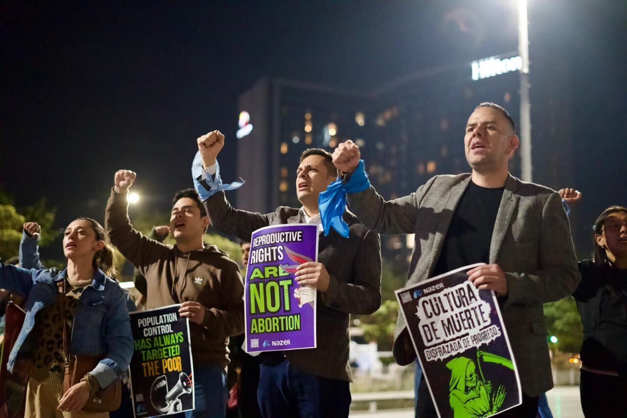 Activistas provida protestan contra la Conferencia Internacional de Planificación Familiar