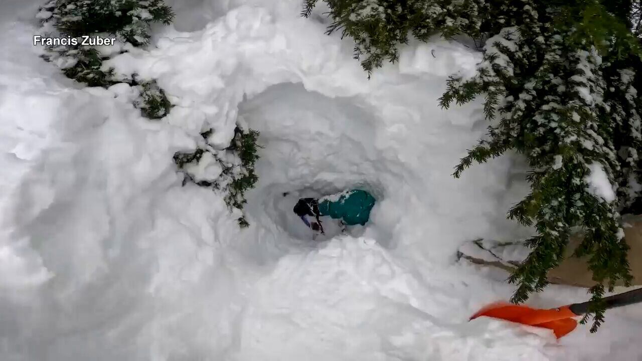 Tomó la decisión de regresar al sitio y se encontró que un hombre estaba enterrado y solo sobresalía su tabla roja, por lo que de inmediato comenzó a quitar la nieve con sus manos, con el propósito de sacar al hombre que se encontraba enterrado.
