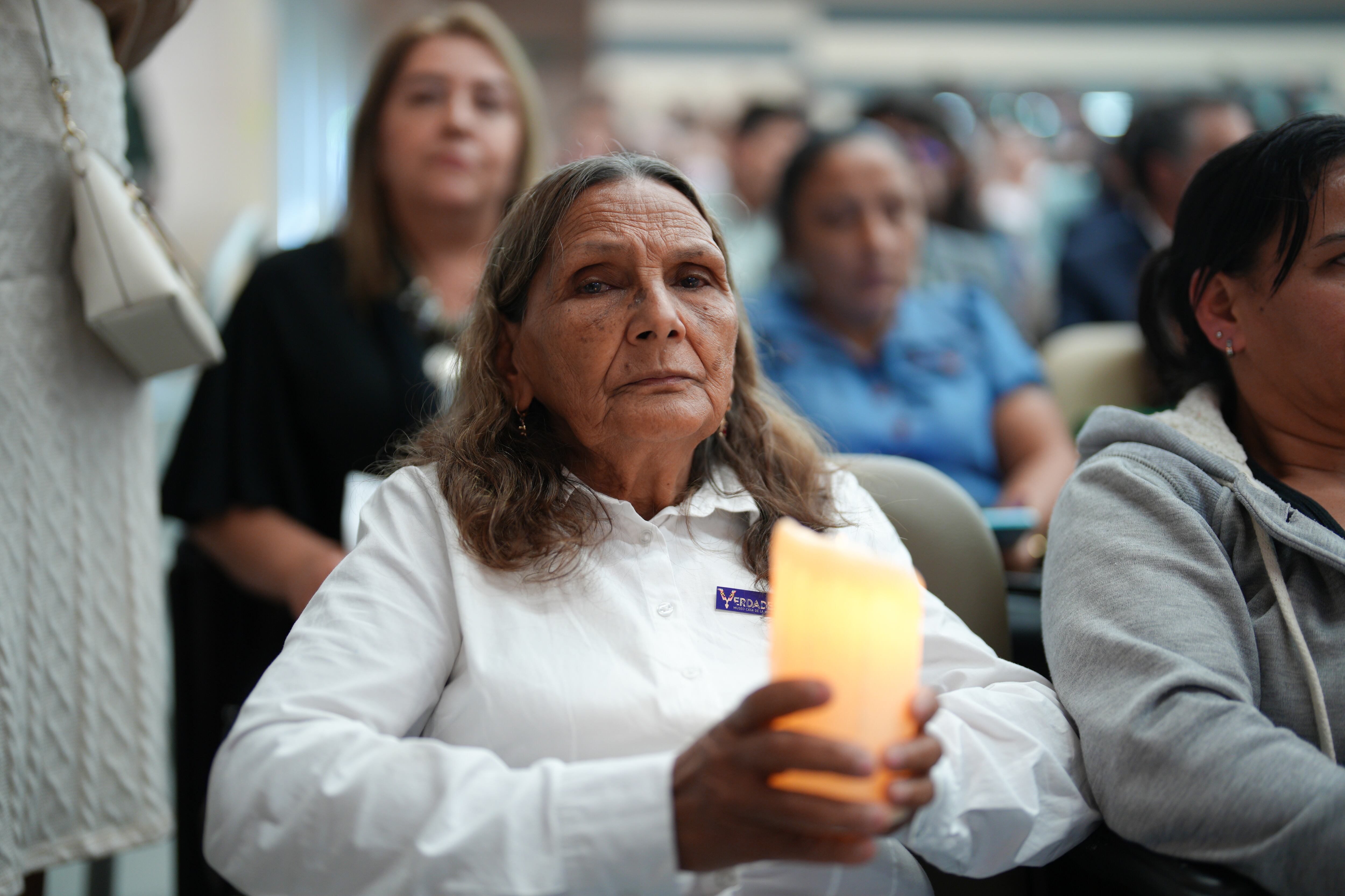 Imágenes de familiares de víctimas de la masacre de El Aro y La Granja