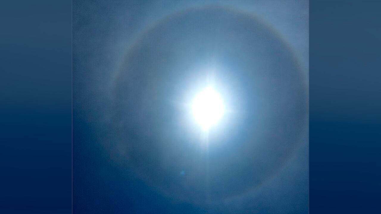 El halo solar es un fenómeno óptico que se presenta con relativa regularidad en el cielo.