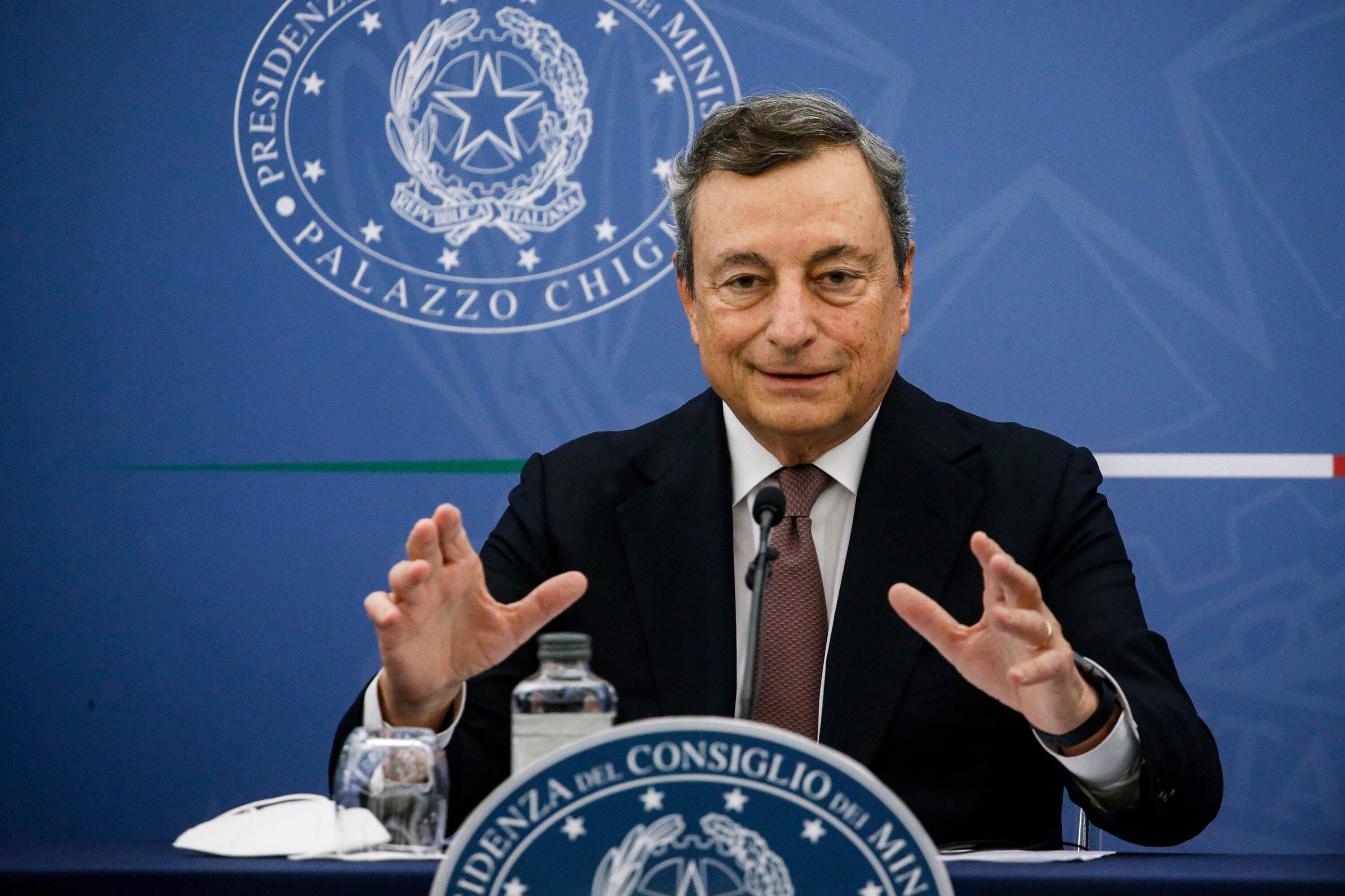 El primer ministro italiano Mario Draghi habla durante una conferencia de prensa en el Palacio Chigi, en Roma. Draghi ha criticado como "cobardes" a los opositores a la vacuna COVID-19 que han estado amenazando o acosando a ministros, gobernadores, periodistas y médicos italianos .  (Fabio Frustaci / Pool Photo vía AP)