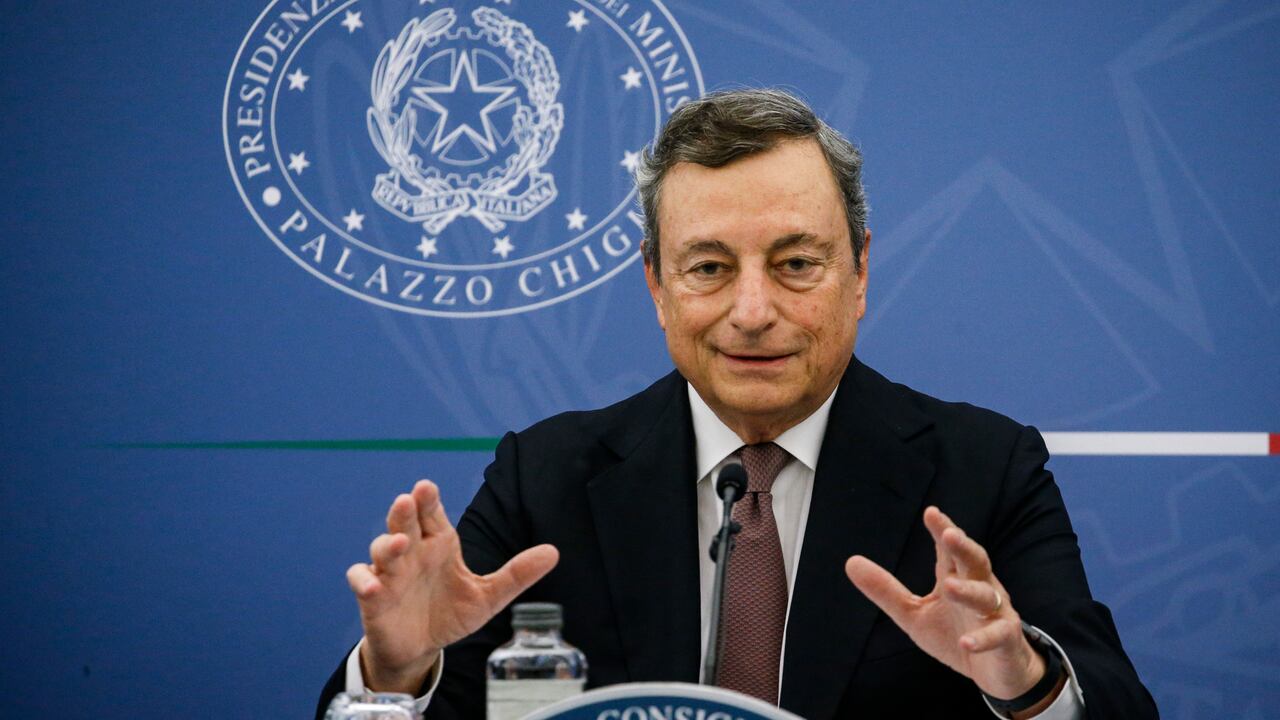 El primer ministro italiano Mario Draghi habla durante una conferencia de prensa en el Palacio Chigi, en Roma. Draghi ha criticado como "cobardes" a los opositores a la vacuna COVID-19 que han estado amenazando o acosando a ministros, gobernadores, periodistas y médicos italianos . (Fabio Frustaci / Pool Photo vía AP)