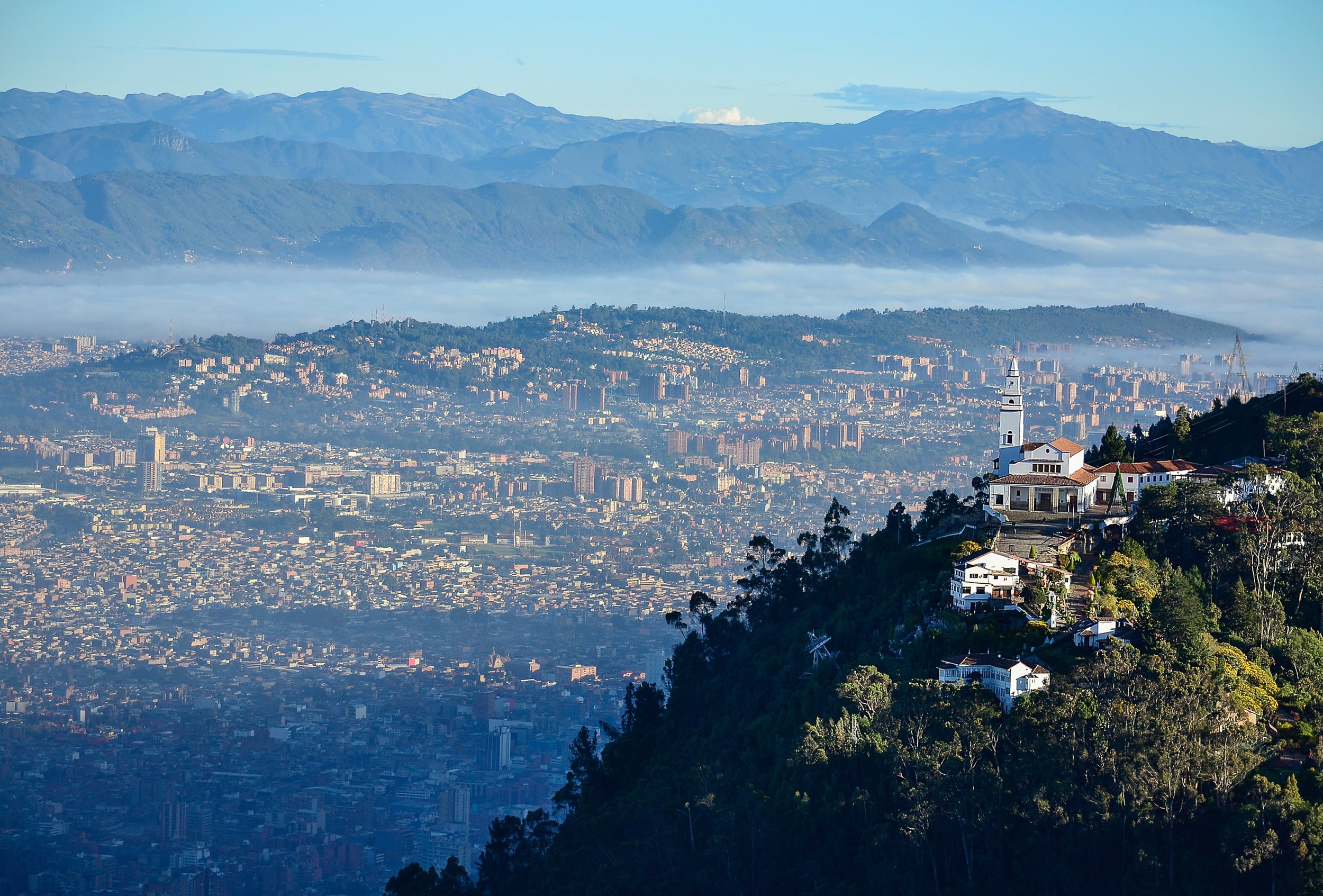 Monserrate - vista aérea de la ciudad de bogotá