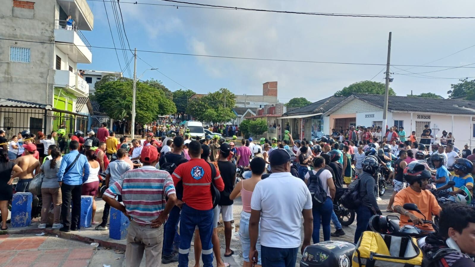 La comunidad se aglomeró en el sitio tras el hecho