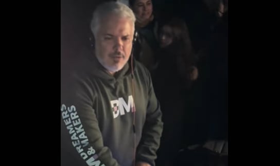 El expresidente Iván Duque, sorprendió como DJ y puso a bailar a invitados de una fiesta.