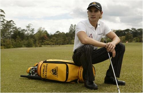 Un golpe a la vez
Camilo Villegas

En 2005, pocas personas distintas a los fanáticos del golf habían oído hablar de Camilo Villegas. Hoy, este paisa de 24 años es según la revista People uno de los solteros más cotizados del planeta. Analistas estadounidenses que son escépticos por profesión lo consideran una estrella en ascenso. ¿Cómo logró Camilo convertirse en símbolo sexual y prodigio del golf mundial? Si la primera impresión es la que cuenta, Camilo la aprovechó toda. En su primer torneo en  Hawai, causó impacto su vestimenta –pantalones negros rayados con un cinturón verde claro–, su particular manera de agacharse para mirar la línea del putt, y su carisma. En su tercer torneo quedó de segundo, una hazaña para un novato en el circuito de golf profesional de Estados Unidos (PGA). Y como no hay sexto malo, casi le gana al mismísimo Tiger Woods en el campeonato Doral. Aunque no ganó ningún torneo, terminó 2006 con 1,7 millones de dólares y una invitación oficial al Masters, el si