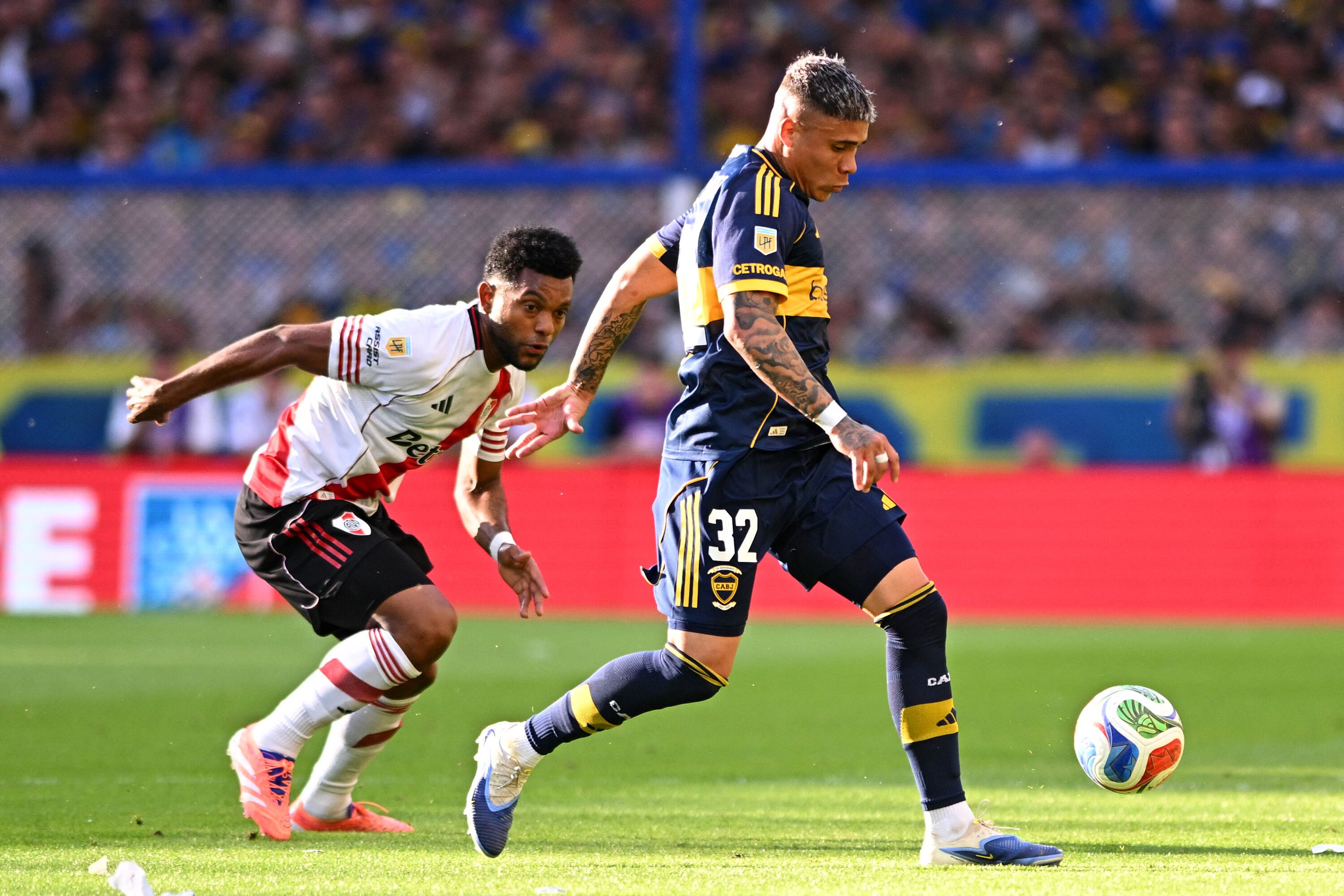 BUENOS AIRES, ARGENTINA - NOVEMBER 09: Ayrton Costa of Boca Juniors is challenged by Miguel Borja of River Plate during the Torneo Apertura Betano 2025 superclasico match between Boca Juniors and River Plate at Estadio Alberto J. Armando on November 09, 2025 in Buenos Aires, Argentina. (Photo by Rodrigo Valle/Getty Images) (Photo by Rodrigo Valle / Getty Images South America / Getty Images via AFP)