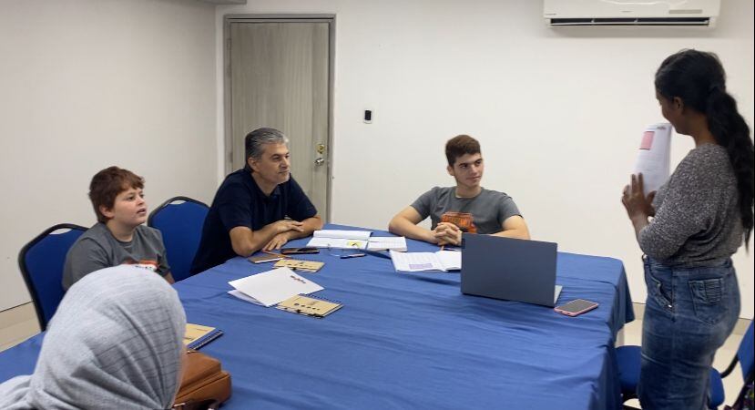 La familia en sus clases de español.
