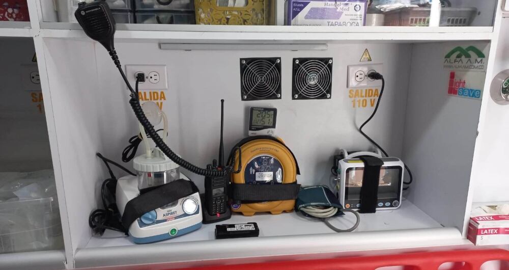 Al conectar el monitor de signos vitales y el succionador de sangre, la ambulancia presentó falla eléctrica.