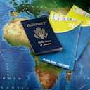 Foto de referencia sobre pasaportes y tiquetes aéreos a África, cuyo mapa sale debajo de los documentos