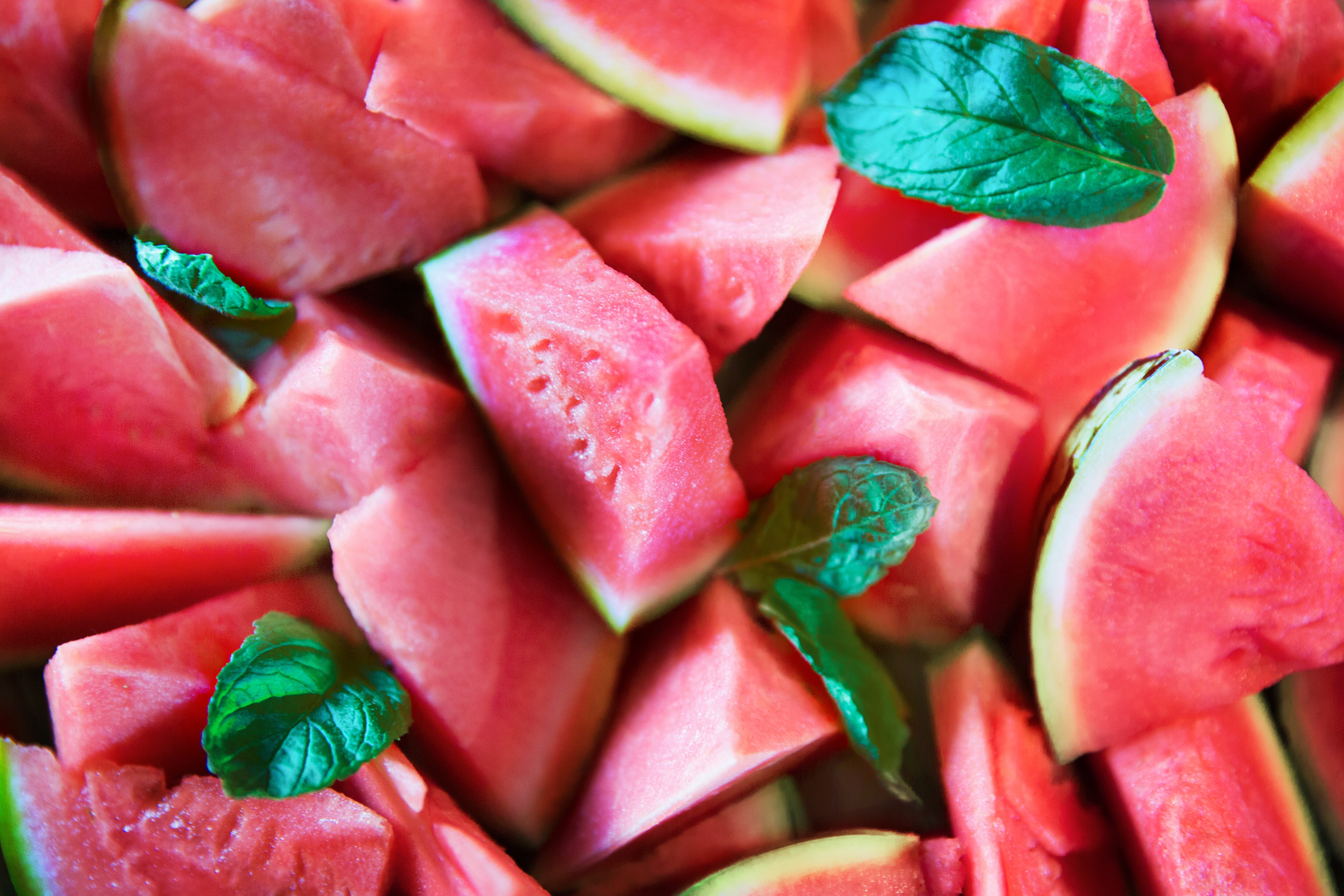 La sandía es una fruta rica en agua.