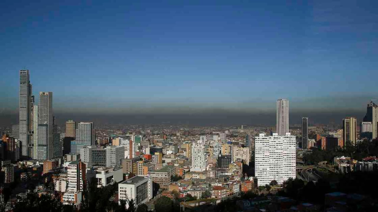 A las 7 de la mañana se evidenciaba esta capa gris, que cubría varias zonas de la capital. Foto: Guillermo Torres/Semana